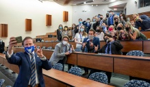 Dean Paul Tesluk takes a selfie with the LeaderCORE class of 2021. Read the Alumni Impact feature in Buffalo Business. 