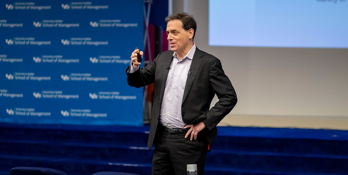 Zoom image: Daniel Pink presenting at the 2021 CLOE Conference.