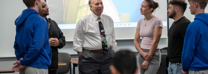 Professor Kon speaking to a group of students. 