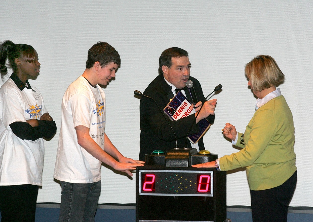 Quizmaster Dennis George leads students and teachers through a lively question-andanswer session. 