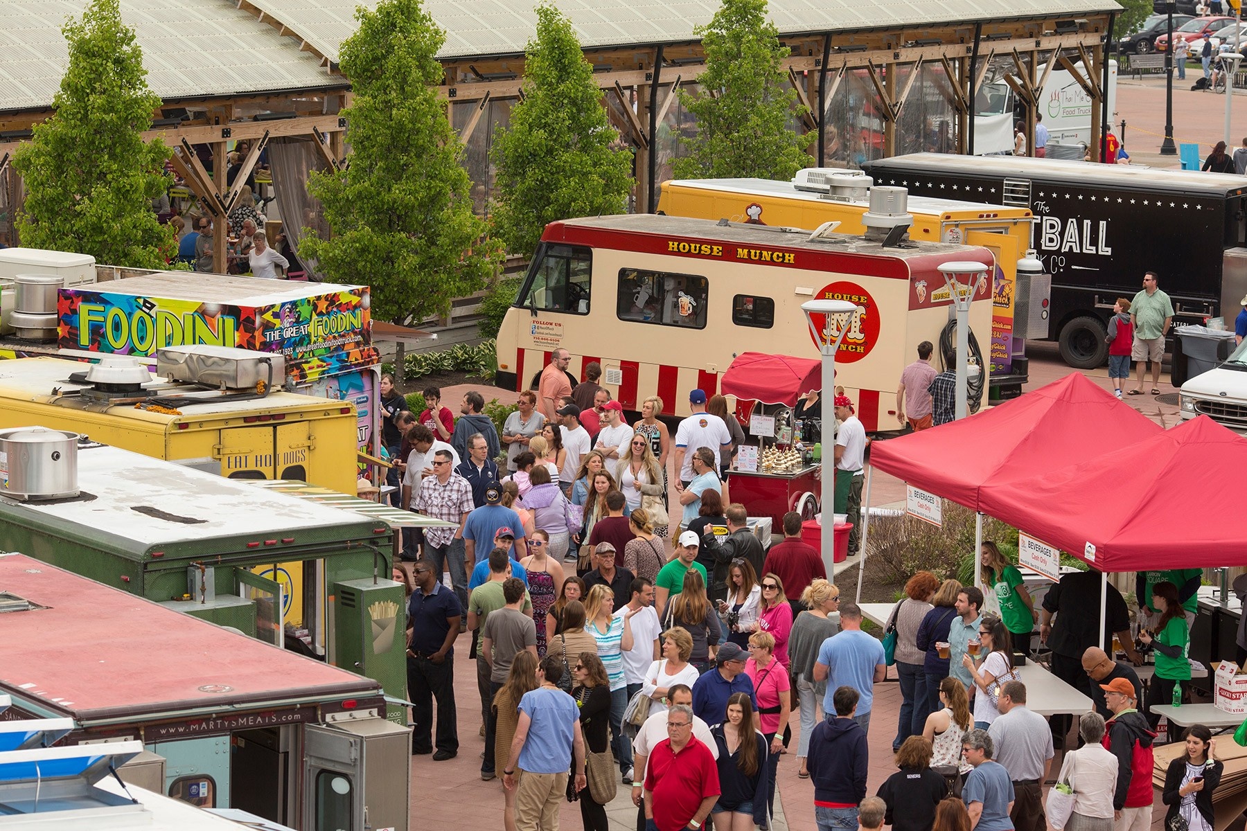 People queuing up to a food truck. 