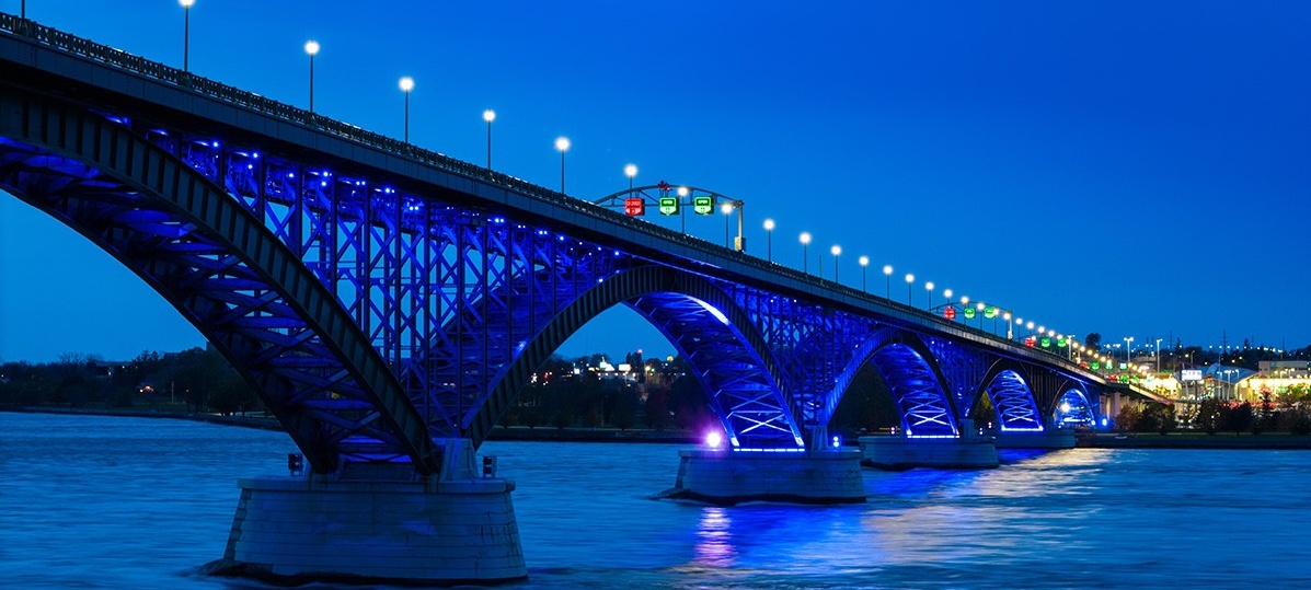 Zoom image: The Peace Bridge was lit in blue on Nov. 3 to commemorate the 100th anniversary of the School of Management. Photo: Douglas Levere  