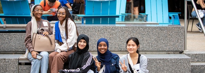 Students at welcome picnic in Paula's Plaza. 