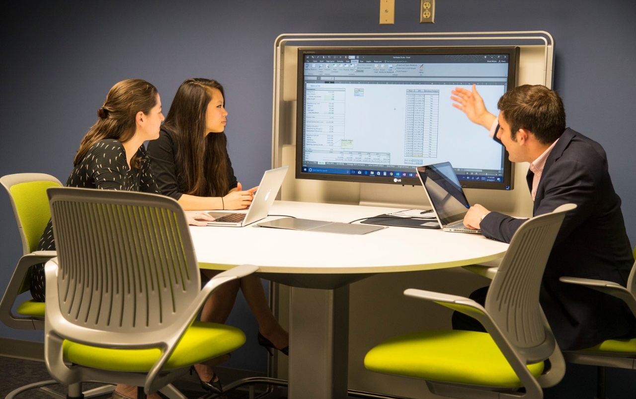 Zoom image: Students using Graduate Study Center