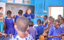 MBA/MSW student Ajaylah Humphrey speaks to students at Kpone Bawaleshie Presbyterian Primary School. 