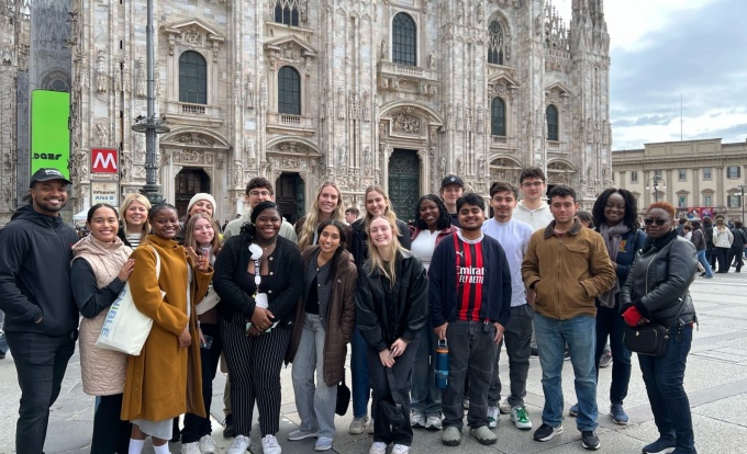 Students in front of the Duomo di Milano. 