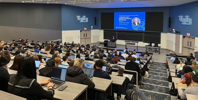 Lecture hall full of students during Burg's presentation. 