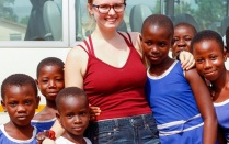 Kirsten Byman with schoolchildren in Ghana. 