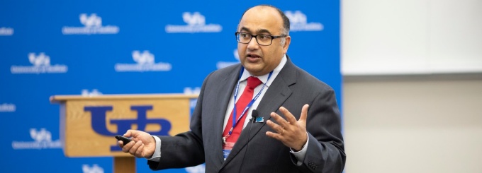 Prasad Balkundi PhD facilitating his learning track titled Networks, Leaders and Teams. 